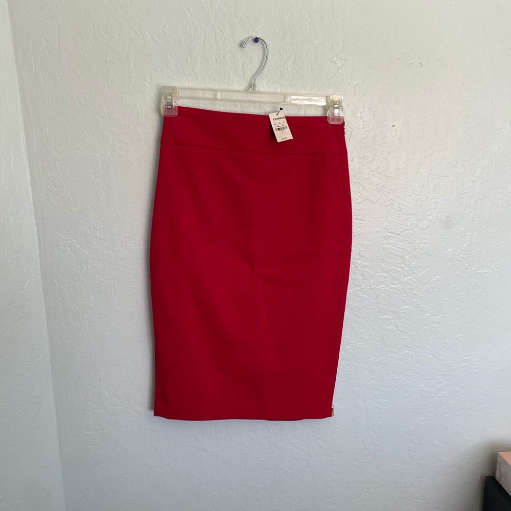 NEW WITH TAGS Express Women’s Red Squirt with Gold Zipper Size 4